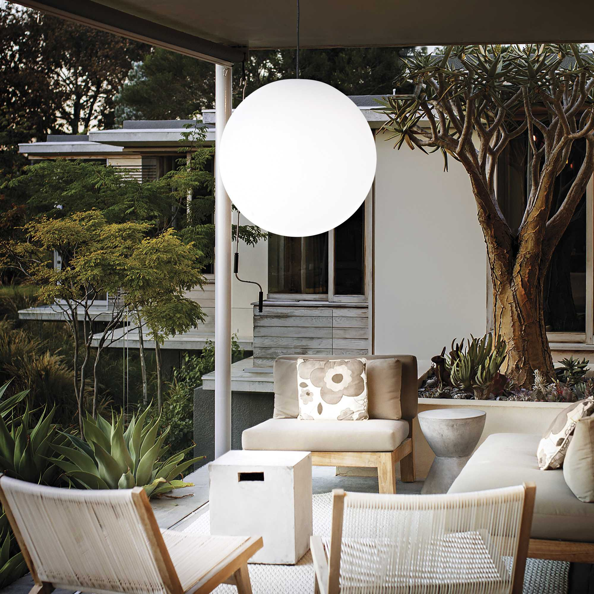 Suspension extérieur Globo avec abat-jour en plastique au design contemporain Suspension extérieur Globo avec abat-jour en plastique au design contemporain