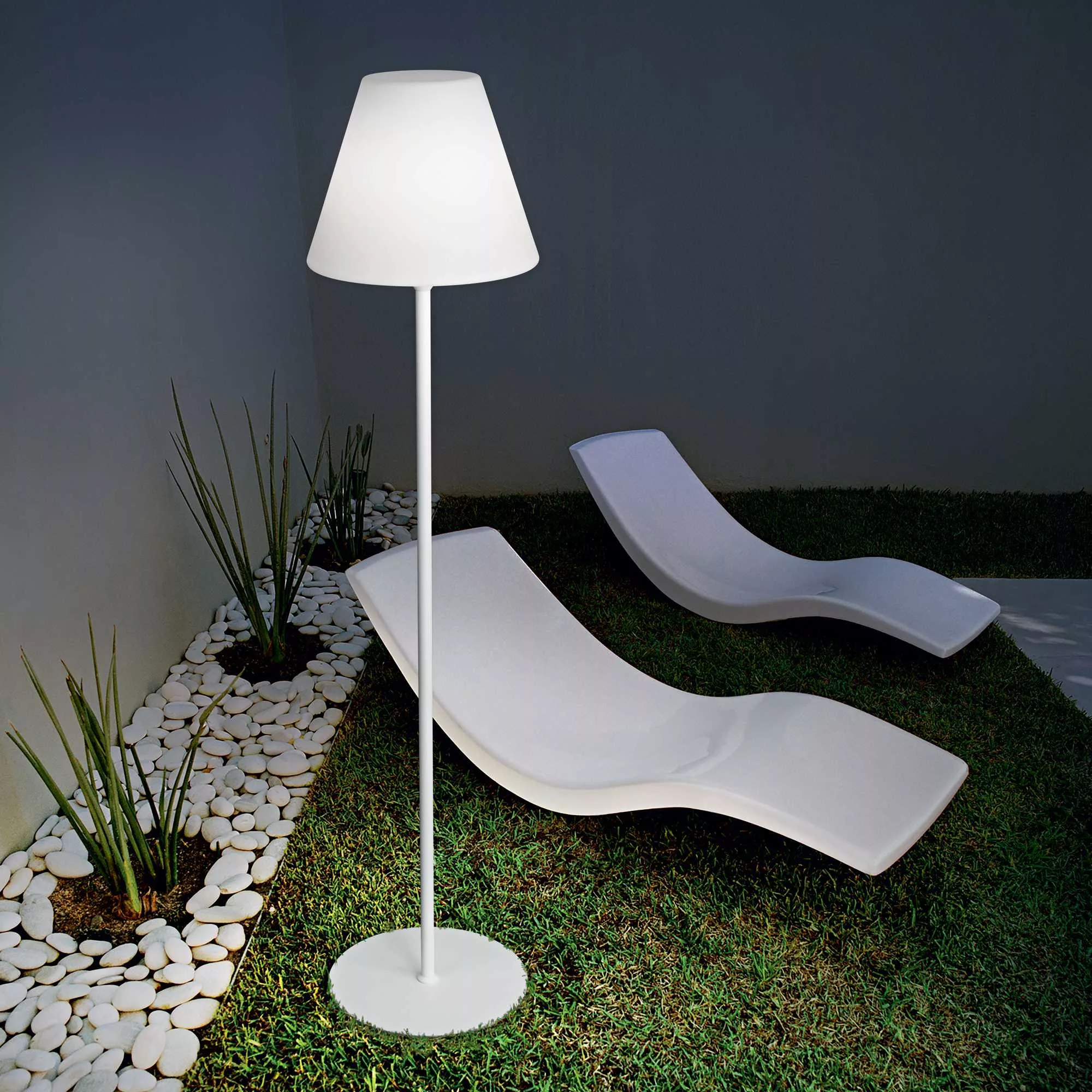 Lampadaire extérieur Louis avec abat-jour en plastique au design contemporain