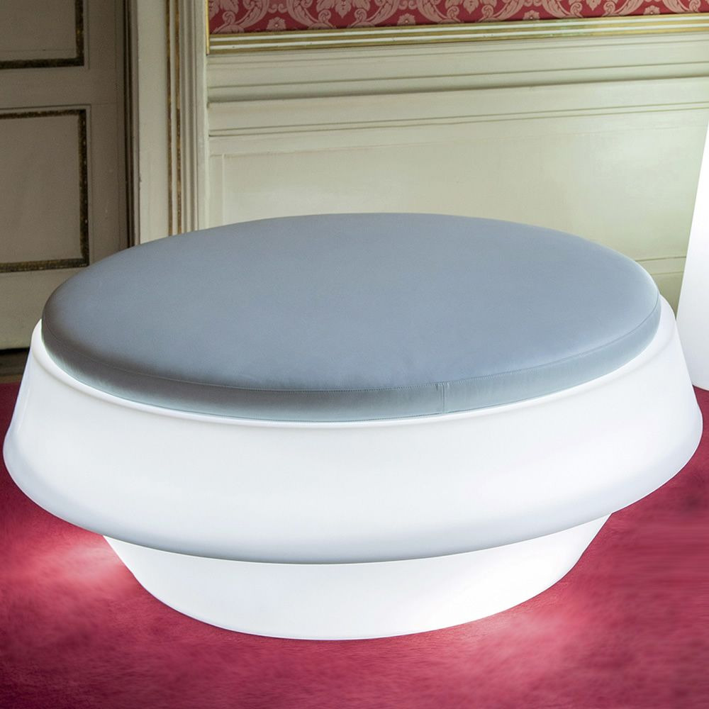 Pouf lumineux Giò en polyéthylène par Giò Colonna Romano x SLIDE Studio Pouf lumineux Giò en polyéthylène par Giò Colonna Romano x SLIDE Studio