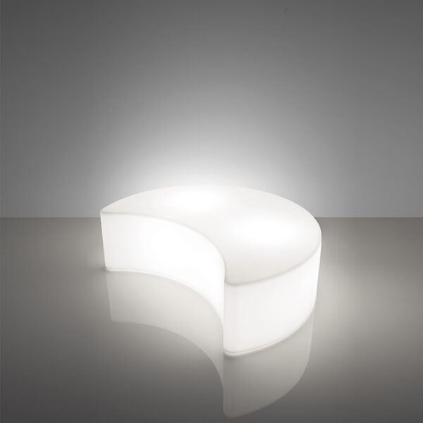 Assise lumineuse Moon en polyéthylène par Alain Hadife x SLIDE Studio