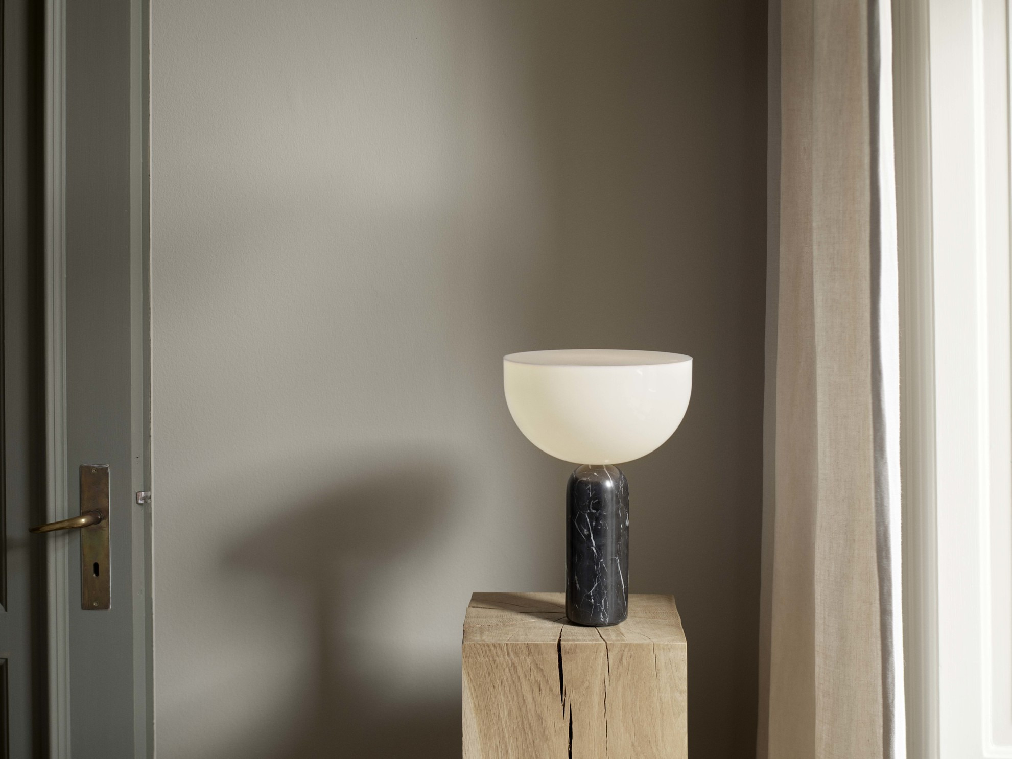 Lampe a poser Kizu en marbre par Lars Tornøe x New Works Lampe a poser Kizu en marbre par Lars Tornøe x New Works