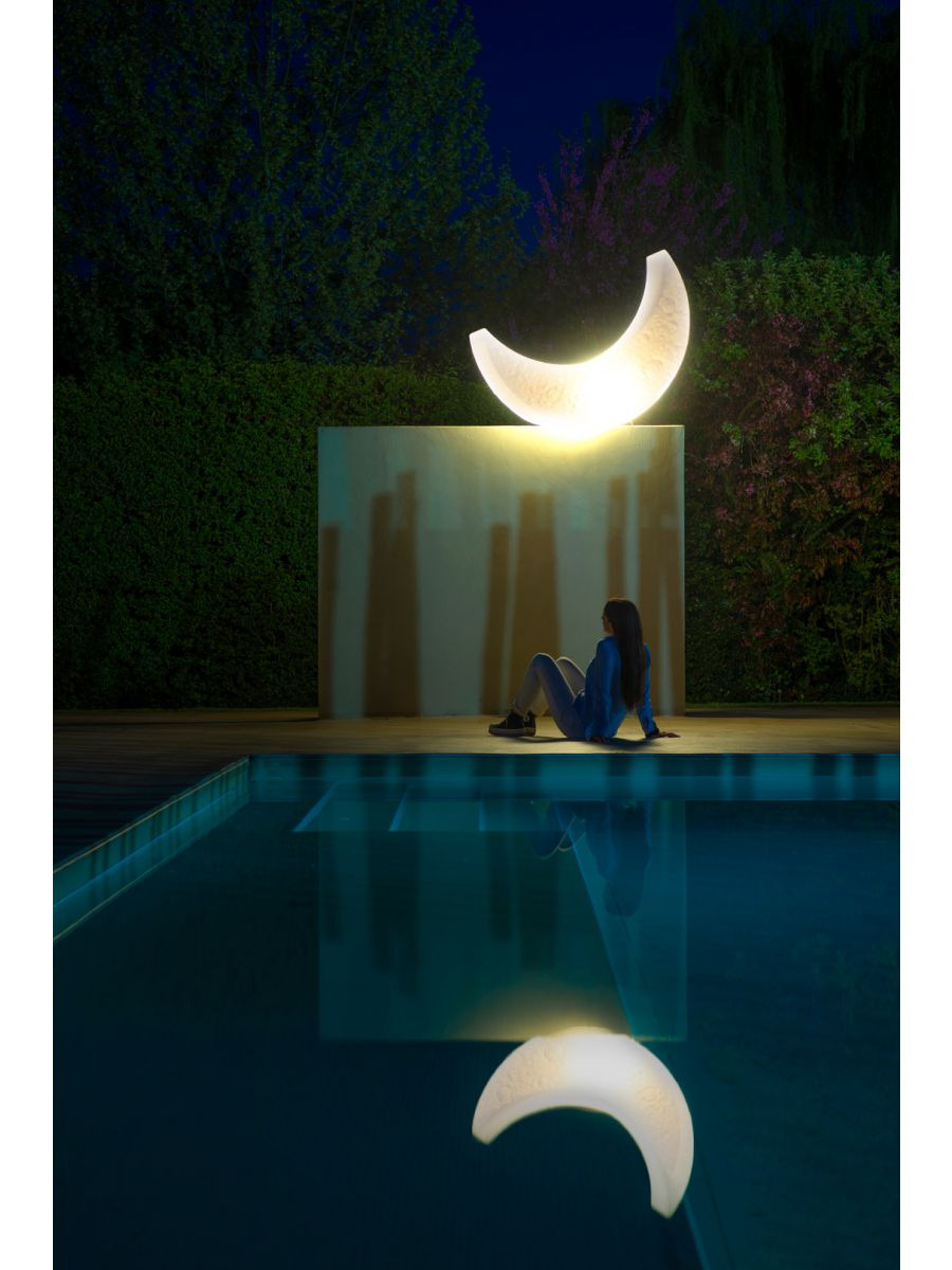 Lampadaire My Moon en forme de lune en polyéthylène par MARCANTONIO x Seletti Lampadaire My Moon en forme de lune en polyéthylène par MARCANTONIO x Seletti