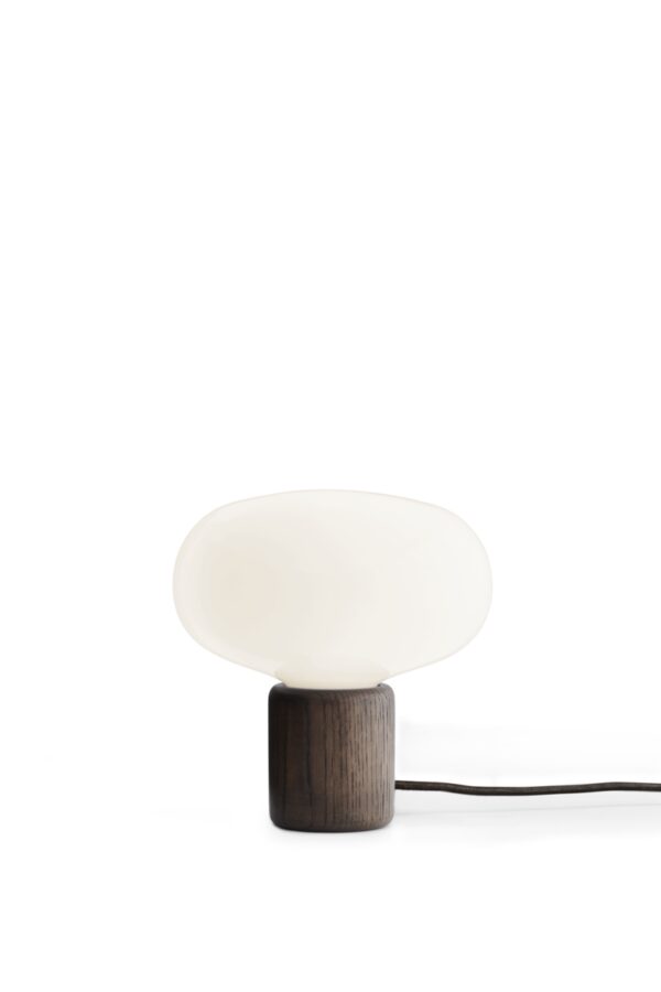 Lampe a poser Karl-Johan en verre et pied en chêne par Signe Hytte x New Works