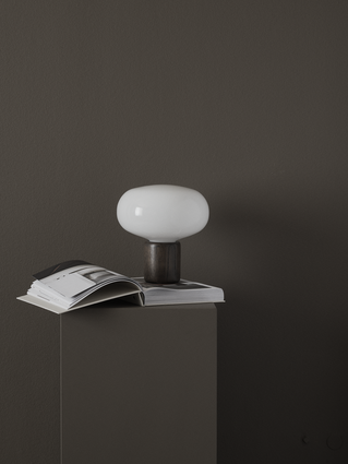 Lampe a poser Karl-Johan en verre et pied en chêne par Signe Hytte x New Works Lampe a poser Karl-Johan en verre et pied en chêne par Signe Hytte x New Works