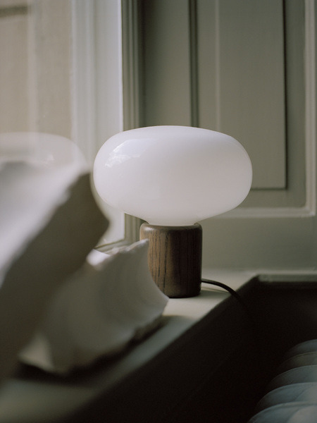 Lampe a poser Karl-Johan en verre et pied en chêne par Signe Hytte x New Works Lampe a poser Karl-Johan en verre et pied en chêne par Signe Hytte x New Works