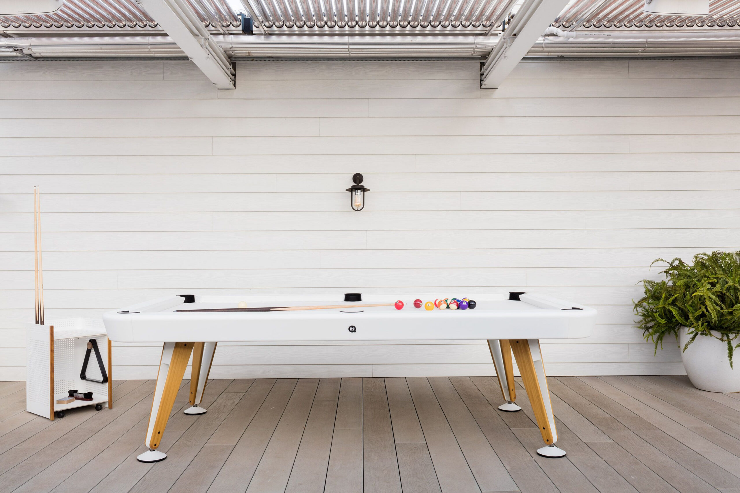 Table de billard extérieur Diagonal 8th American par Yonoh x RS Barcelona Table de billard extérieur Diagonal 8th American par Yonoh x RS Barcelona