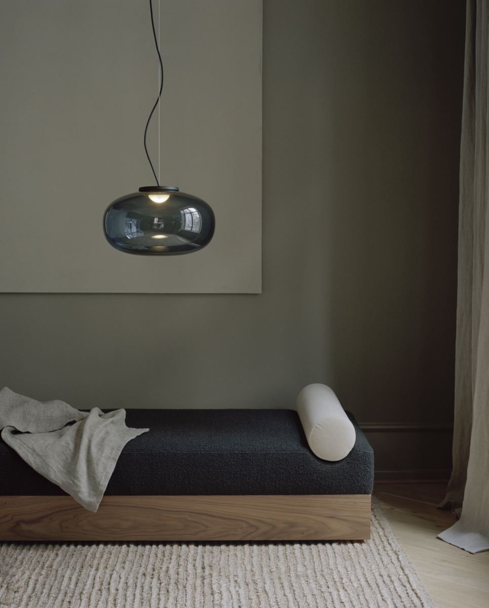 Suspension Karl-Johan en verre par Signe Hytte x New Works Suspension Karl-Johan en verre par Signe Hytte x New Works