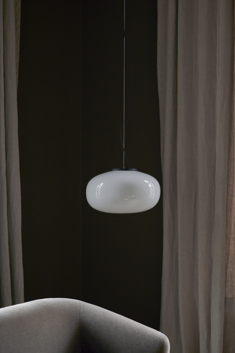 Suspension Karl-Johan en verre par Signe Hytte x New Works Suspension Karl-Johan en verre par Signe Hytte x New Works