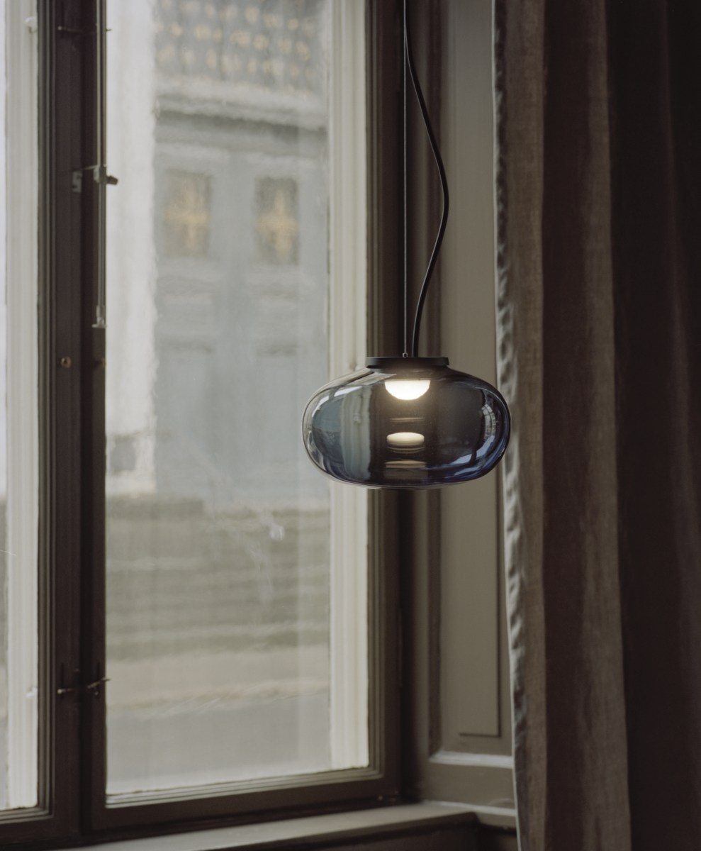 Suspension Karl-Johan en verre par Signe Hytte x New Works Suspension Karl-Johan en verre par Signe Hytte x New Works