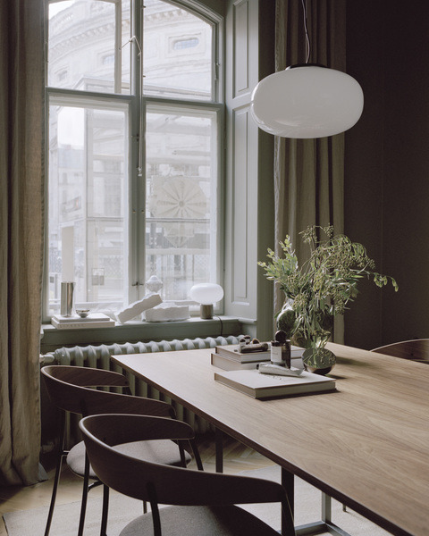 Suspension Karl-Johan en verre par Signe Hytte x New Works Suspension Karl-Johan en verre par Signe Hytte x New Works