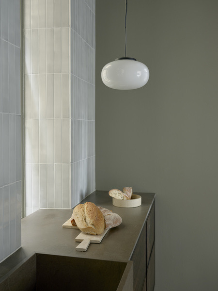 Suspension Karl-Johan en verre par Signe Hytte x New Works Suspension Karl-Johan en verre par Signe Hytte x New Works