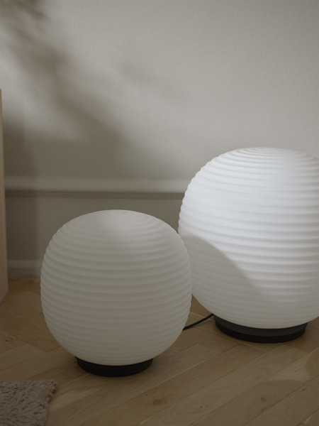 Lampadaire Lantern en verre par Anderssen & Voll x New Works Lampadaire Lantern en verre par Anderssen & Voll x New Works