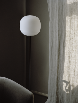 Lampadaire Lantern 2 en verre par Anderssen & Voll x New Works Lampadaire Lantern 2 en verre par Anderssen & Voll x New Works