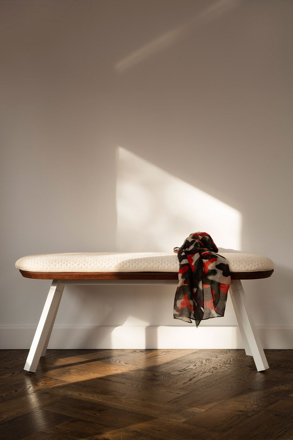 Banc bois d'Iroko You and Me par Stone Designs x RS Barcelona Banc bois d'Iroko You and Me par Stone Designs x RS Barcelona