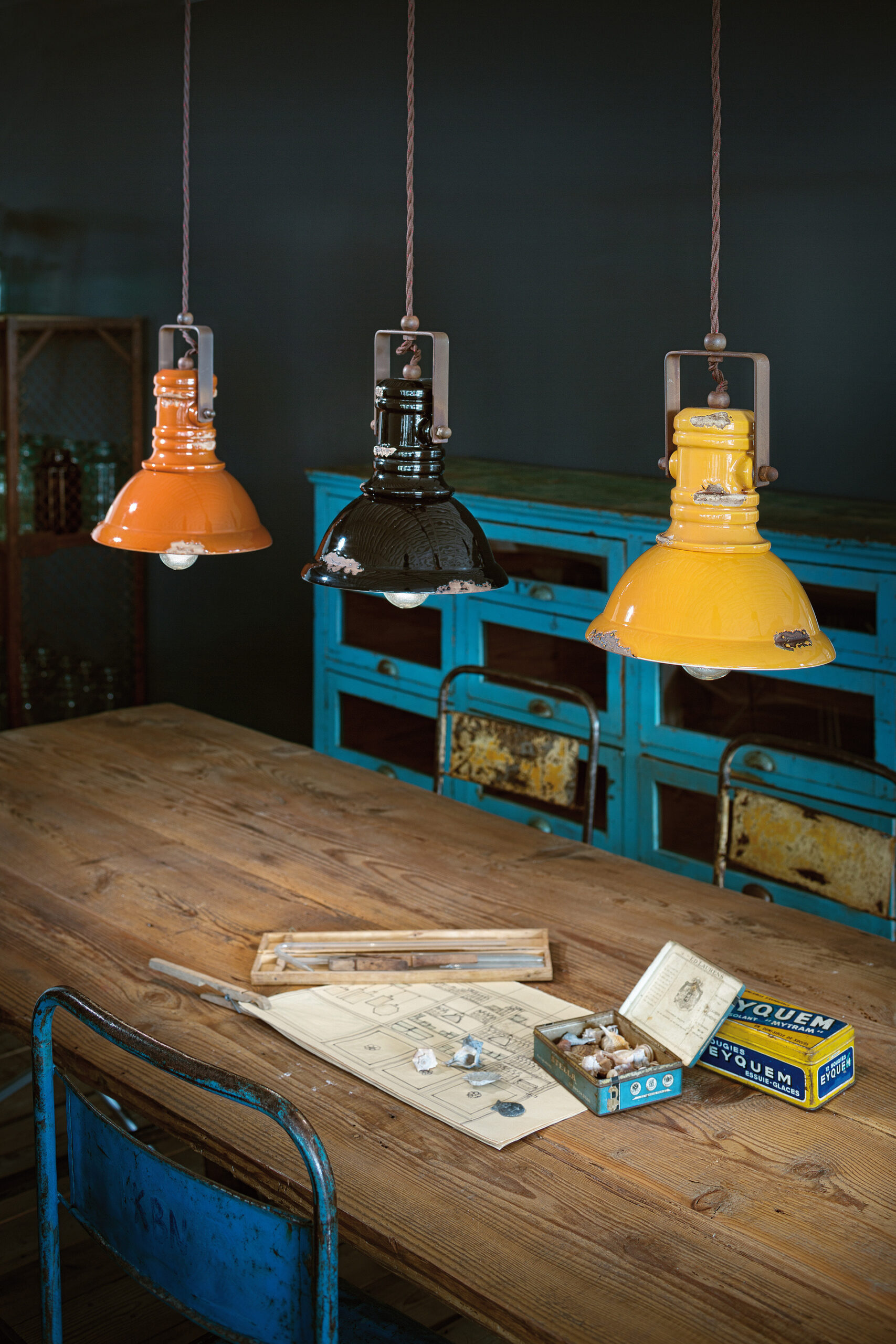 Suspension Industrial cloche en céramique émaillée et métal vieilli par Ferroluce Suspension Industrial cloche en céramique émaillée et métal vieilli par Ferroluce