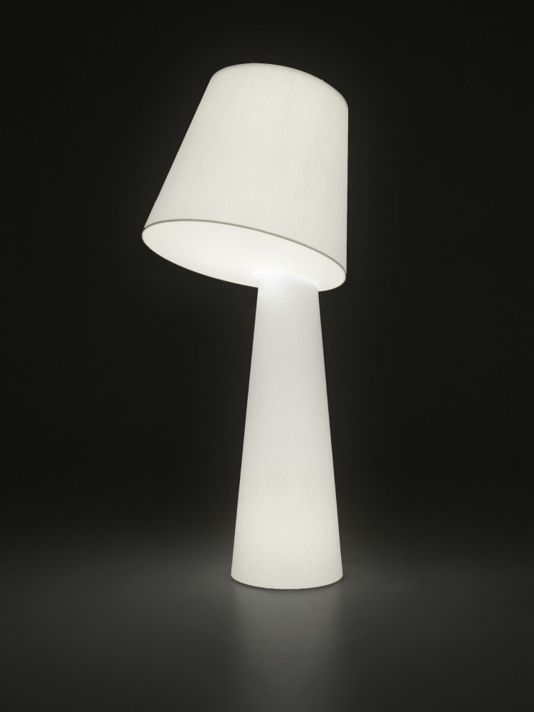 Lampadaire Big Brother par Oriol Llahona x Alma Light Lampadaire Big Brother par Oriol Llahona x Alma Light
