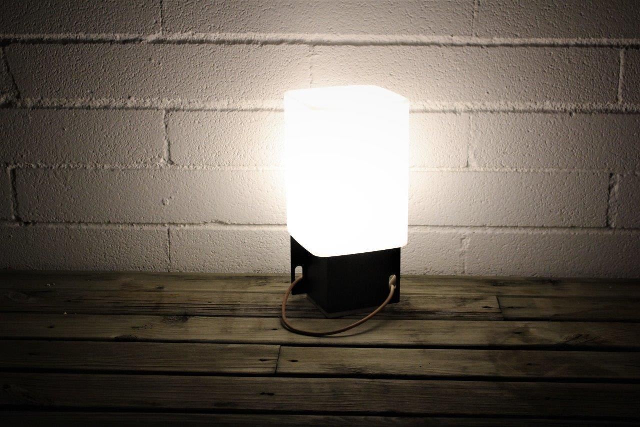 Lampe à poser Cuadrat par Josep Novell & Ernest Perera x Alma Light Lampe à poser Cuadrat par Josep Novell & Ernest Perera x Alma Light