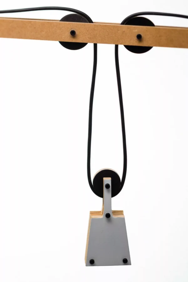 Appique murale avec poids au design 2D en bois