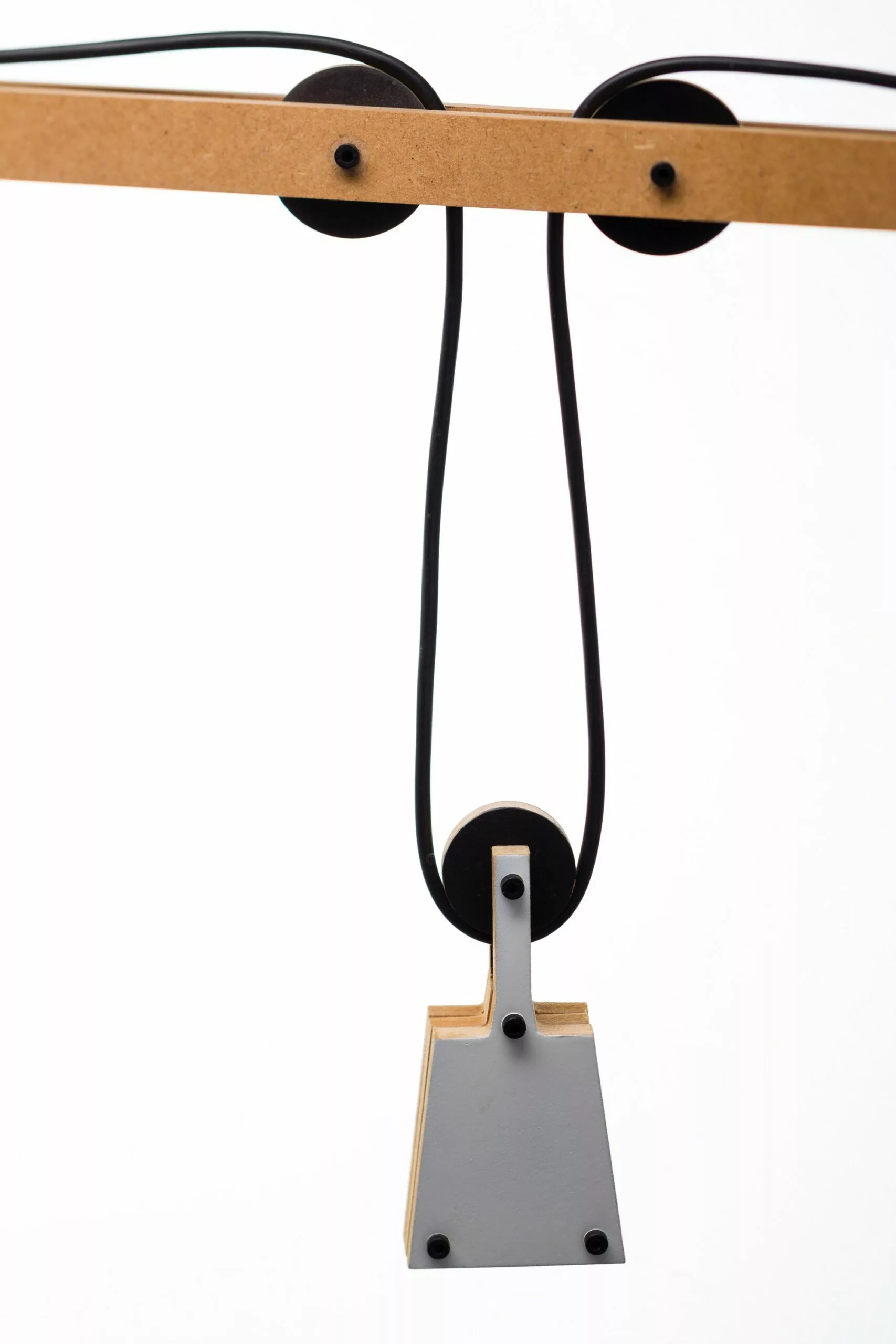 Appique murale avec poids au design 2D en bois