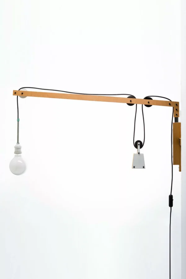 Appique murale avec poids au design 2D en bois