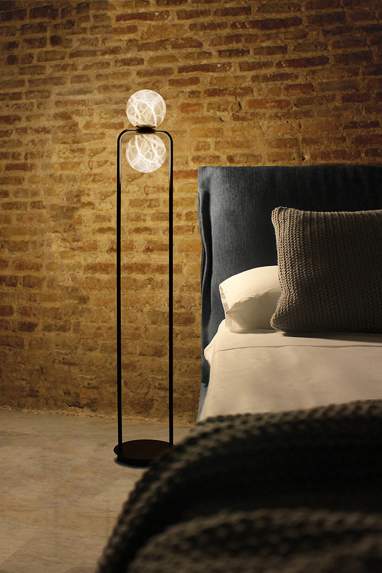 Lampadaire double Tribeca par Jordi Llopis x Alma Light Lampadaire double Tribeca par Jordi Llopis x Alma Light