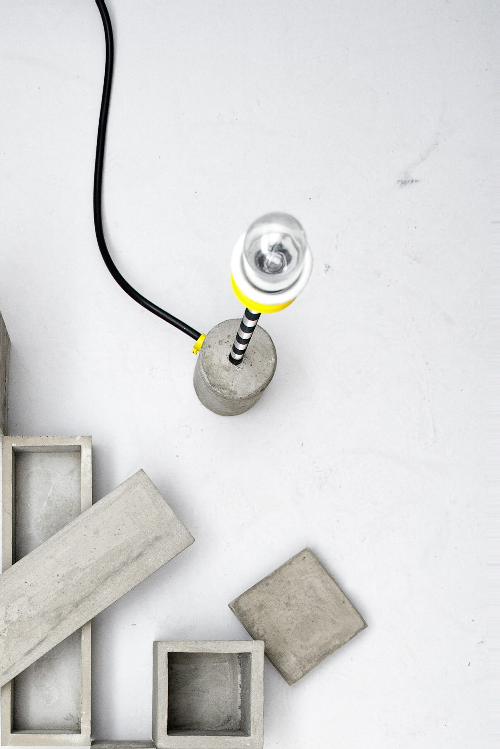 Lampe à poser Concrete round industriel avec une base en béton Lampe à poser Concrete round industriel avec une base en béton