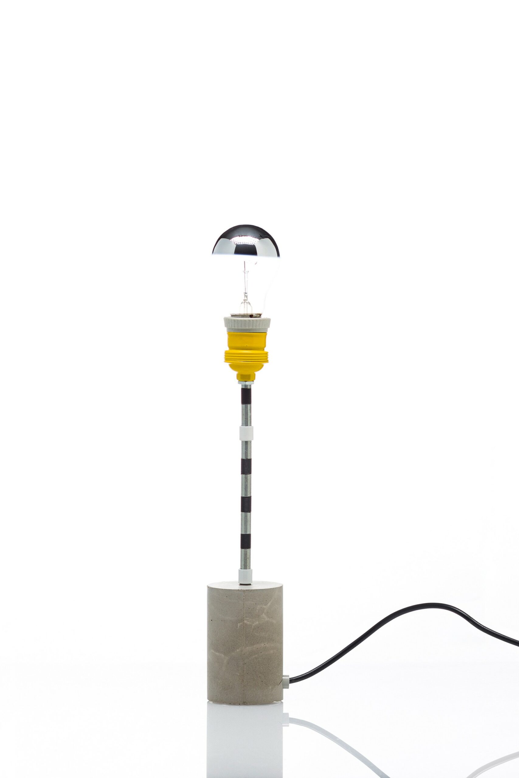 Lampe à poser Concrete round industriel avec une base en béton 