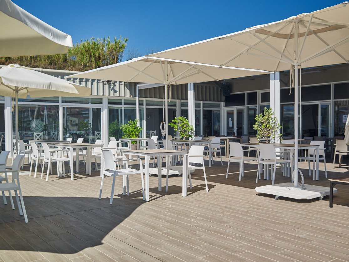Parasol Rio en aluminium au design contemporain par Ezpeleta Parasol Rio en aluminium au design contemporain par Ezpeleta