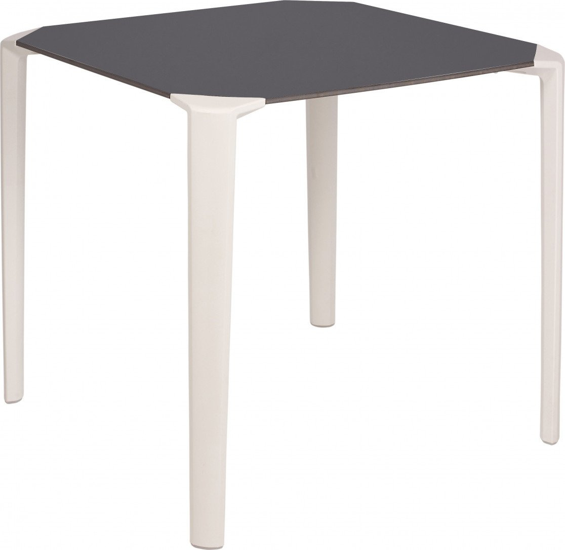 Table One square en polypropylène au design contemporain par Ezpeleta Table One square en polypropylène au design contemporain par Ezpeleta