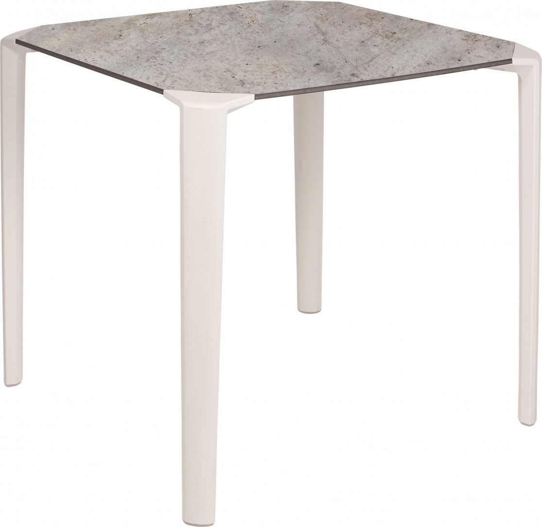 Table One square en polypropylène au design contemporain par Ezpeleta Table One square en polypropylène au design contemporain par Ezpeleta