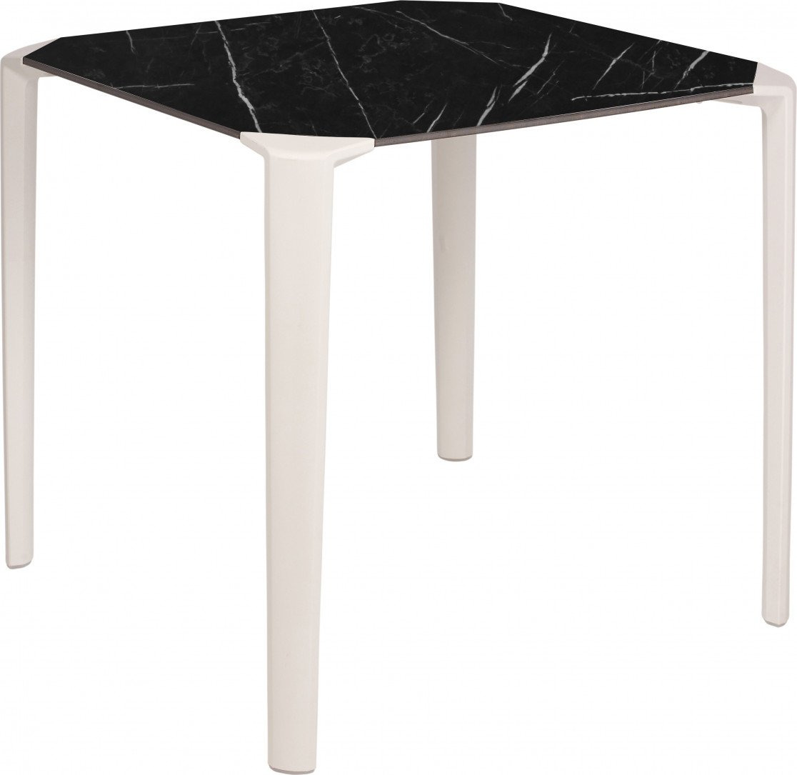 Table One square en polypropylène au design contemporain par Ezpeleta Table One square en polypropylène au design contemporain par Ezpeleta