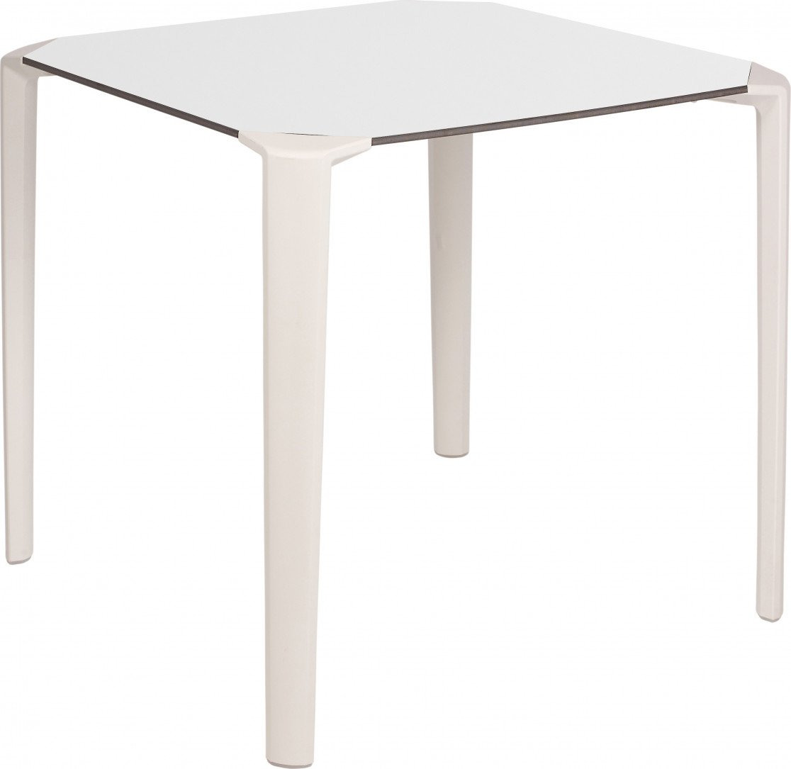 Table One square en polypropylène au design contemporain par Ezpeleta Table One square en polypropylène au design contemporain par Ezpeleta