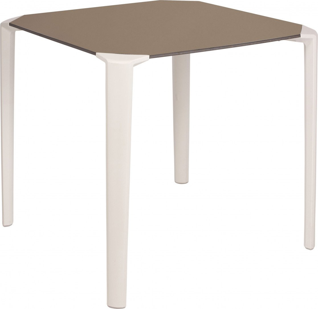 Table One square en polypropylène au design contemporain par Ezpeleta Table One square en polypropylène au design contemporain par Ezpeleta