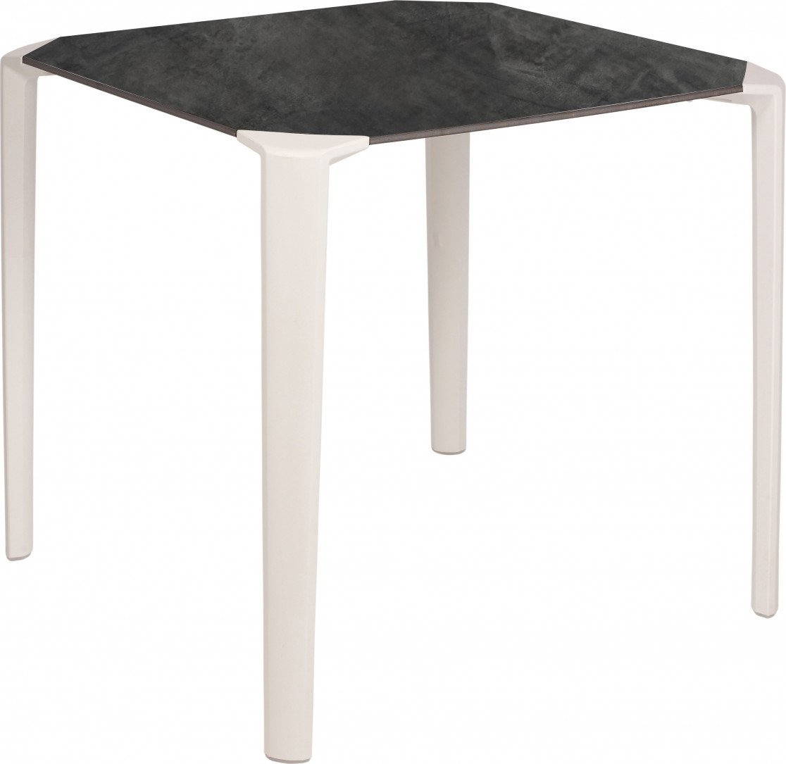 Table One square en polypropylène au design contemporain par Ezpeleta Table One square en polypropylène au design contemporain par Ezpeleta