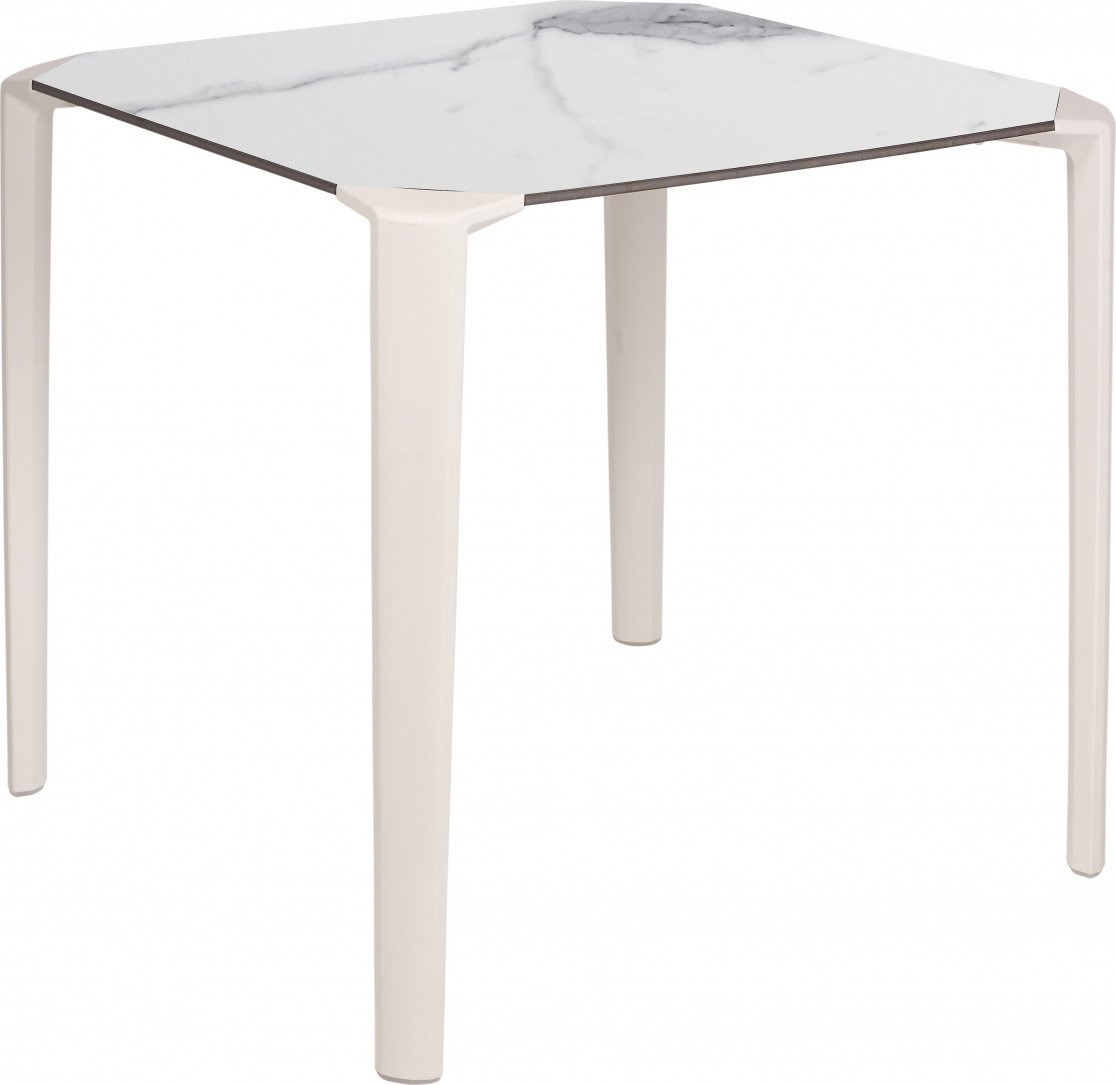 Table One square en polypropylène au design contemporain par Ezpeleta Table One square en polypropylène au design contemporain par Ezpeleta