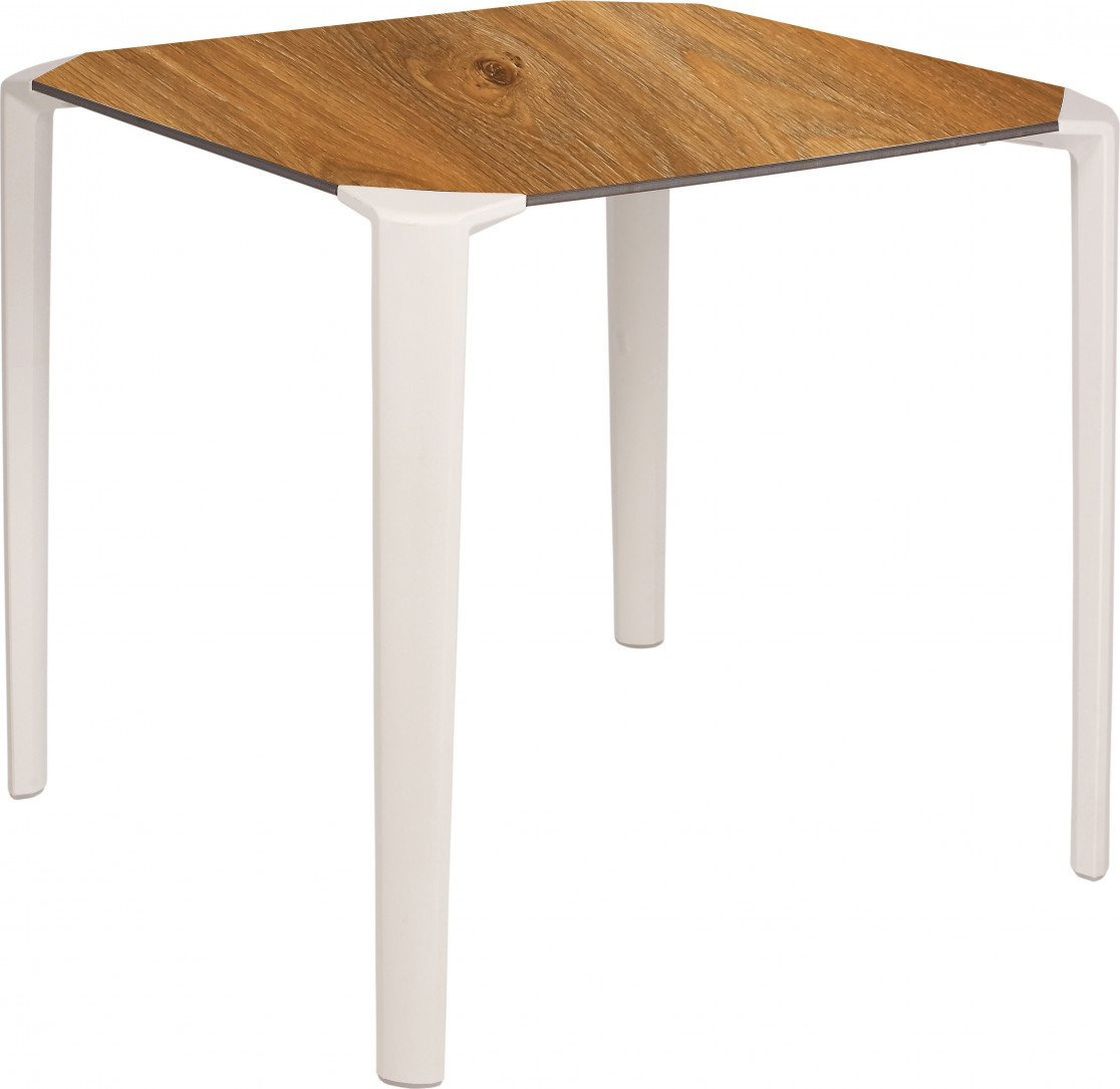 Table One square en polypropylène au design contemporain par Ezpeleta Table One square en polypropylène au design contemporain par Ezpeleta