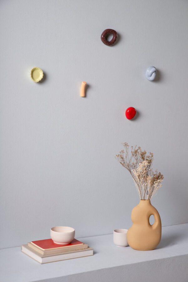 Patère murale Fossil the Pebble au design scandinave par Julia Jessen & Lena Reetz x Schneid Lighting