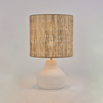 Lampe a poser Portinatx en céramique et abat-jour en bana et raphia par Market Set Lampe a poser Portinatx en céramique et abat-jour en bana et raphia par Market Set