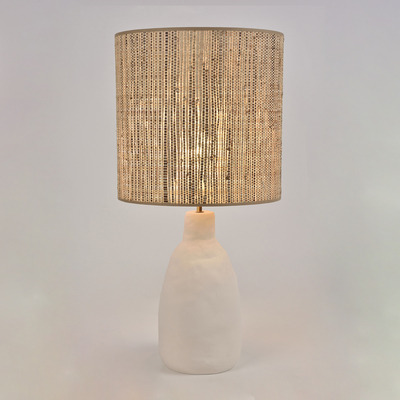 Lampe a poser Portinatx en céramique et abat-jour en bana et raphia par Market Set Lampe a poser Portinatx en céramique et abat-jour en bana et raphia par Market Set