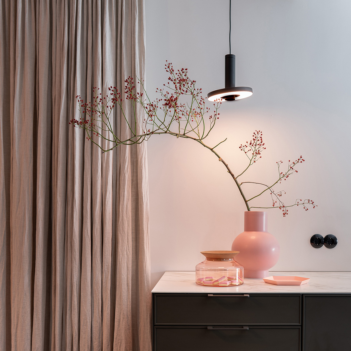 Suspension Beads en aluminium au design industriel par Anton de Groof X Tonone Suspension Beads en aluminium au design industriel par Anton de Groof X Tonone