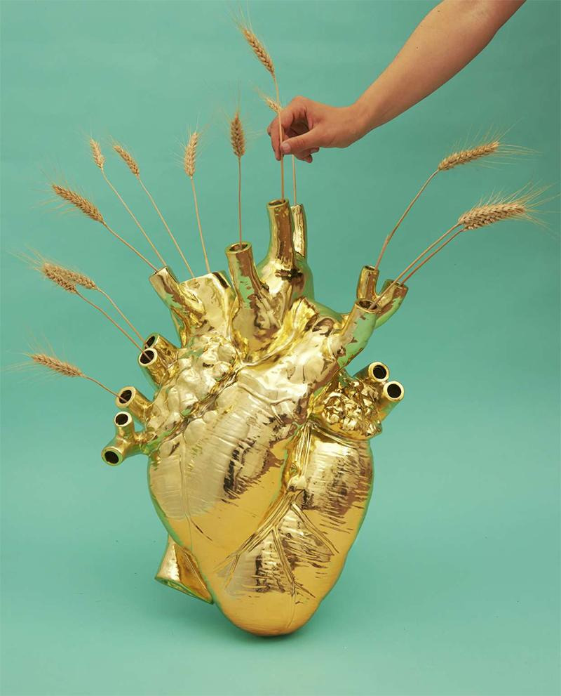 Vase design Giant Gold Love in Bloom XXL en porcelaine en forme de coeur par Marcantonio X Seletti Vase design Giant Gold Love in Bloom XXL en porcelaine en forme de coeur par Marcantonio X Seletti