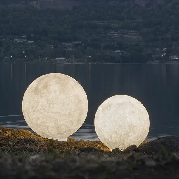 Lampadaire Ex Moon Out pour l'extérieur au design original et moderne en Nebulite par Inesartdesign Lampadaire Ex Moon Out pour l'extérieur au design original et moderne en Nebulite par Inesartdesign