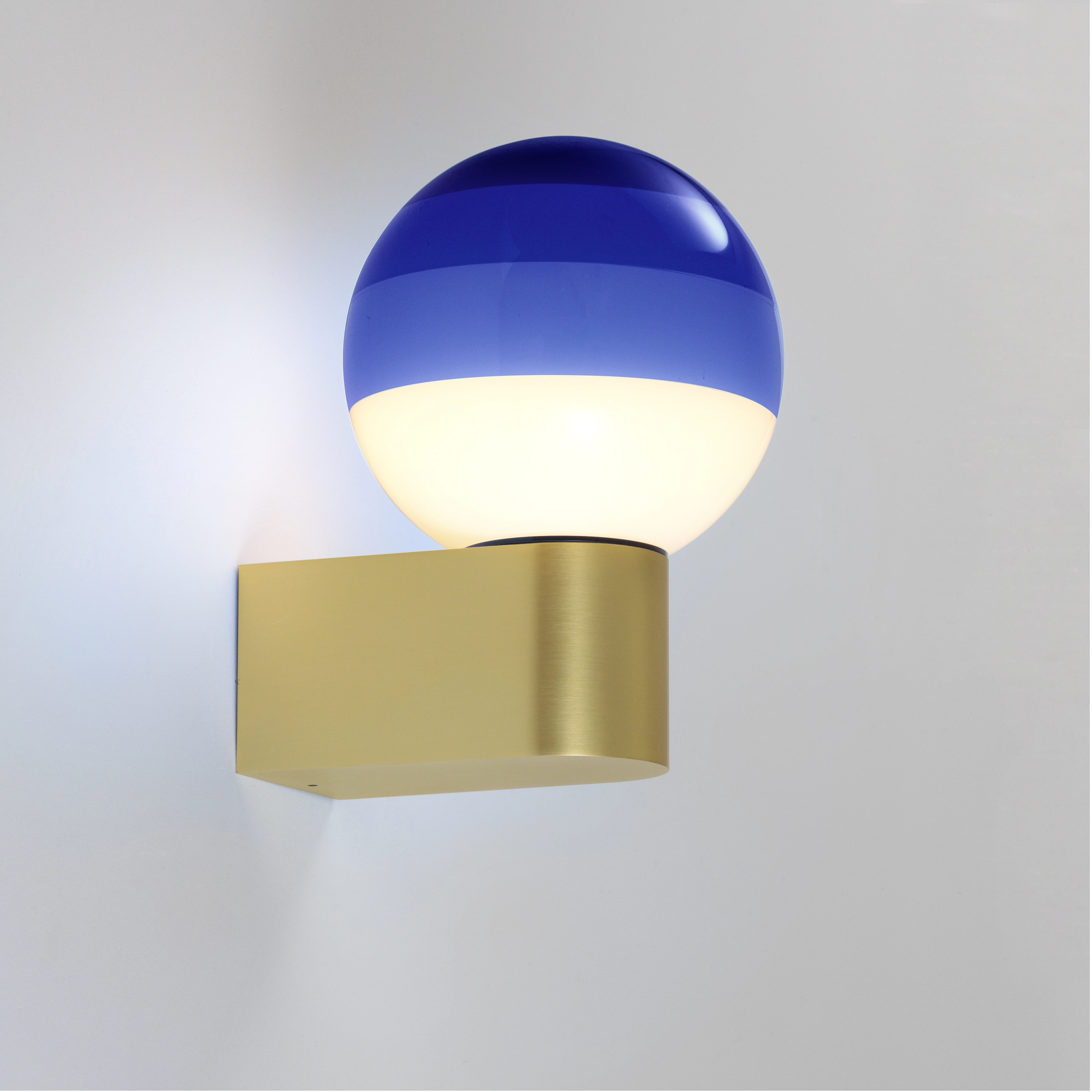 Applique murale Dipping Light A1-13 en laiton brossé par Jordi Canudas - Marset Applique murale Dipping Light A1-13 en laiton brossé par Jordi Canudas - Marset