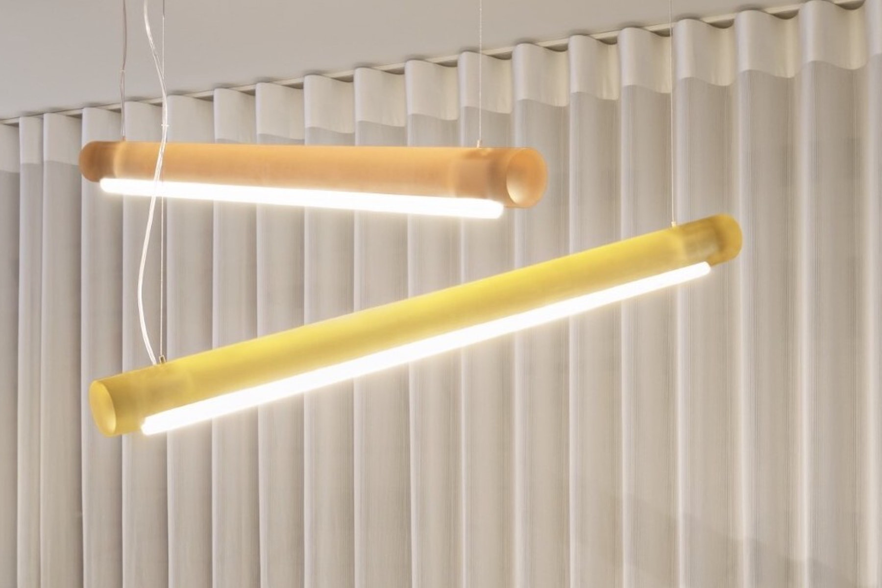 Suspension Aura Light en bio-résine par Sabine Marcelis x Established & Sons Suspension Aura Light en bio-résine par Sabine Marcelis x Established & Sons