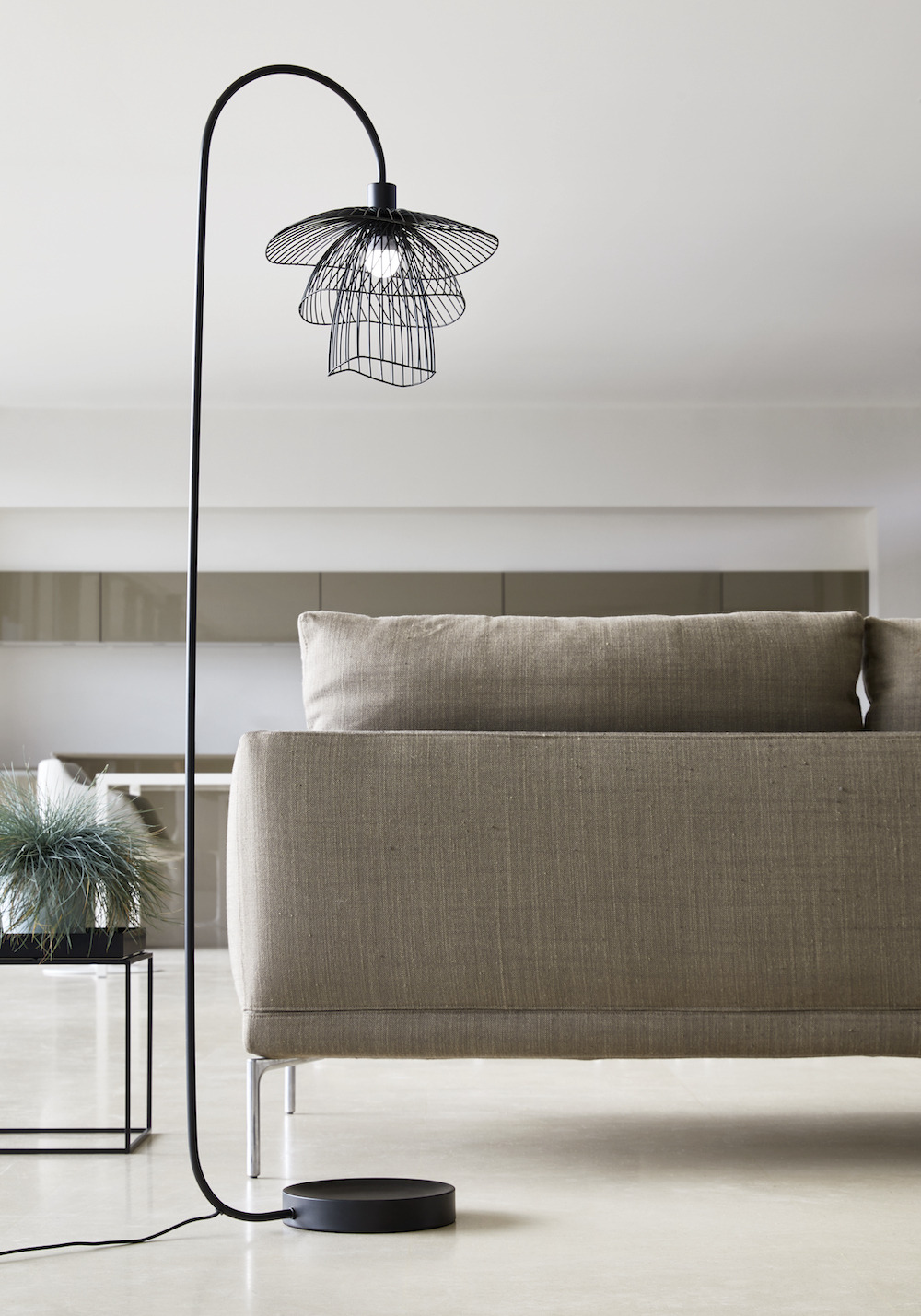 Lampadaire Papillon en métal par Elise Fouin x Forestier Lampadaire Papillon en métal par Elise Fouin x Forestier