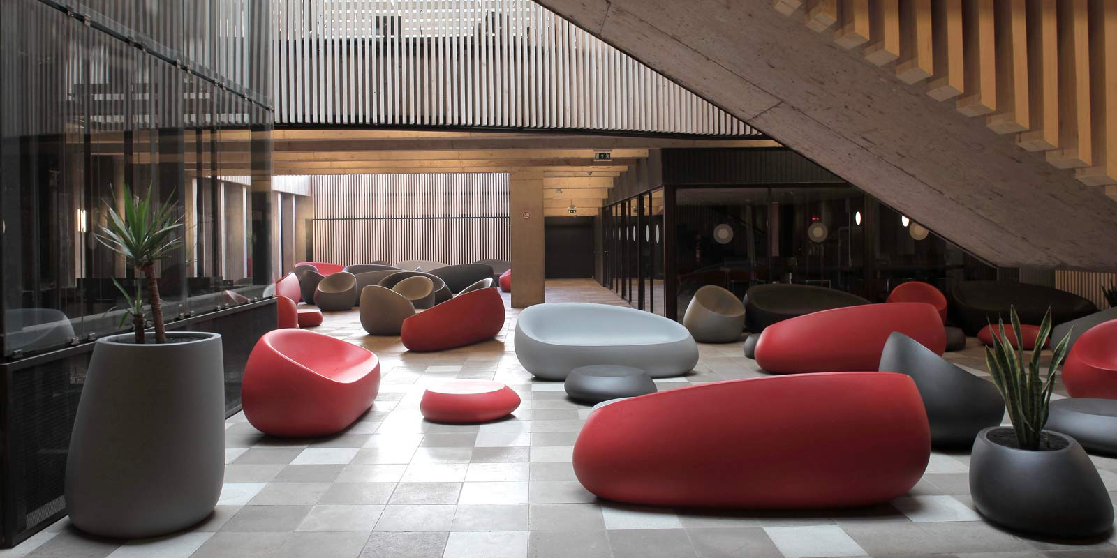 Sofa Stone en polyéthylène au design contemporain par Stefano Giovannoni & Elisa Gargan x Vondom Sofa Stone en polyéthylène au design contemporain par Stefano Giovannoni & Elisa Gargan x Vondom