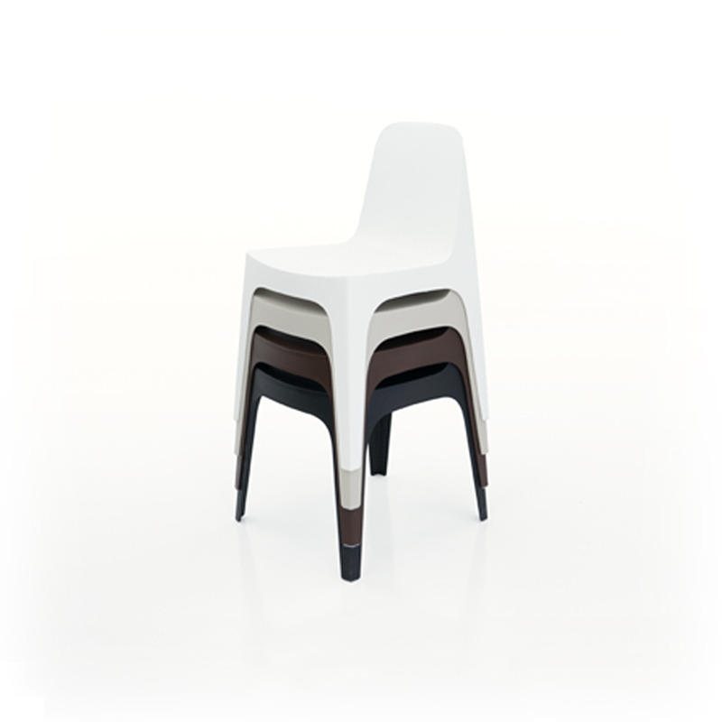 Chaise Solid en polypropylène au design contemporain par Stefano Giovannoni x Vondom Chaise Solid en polypropylène au design contemporain par Stefano Giovannoni x Vondom