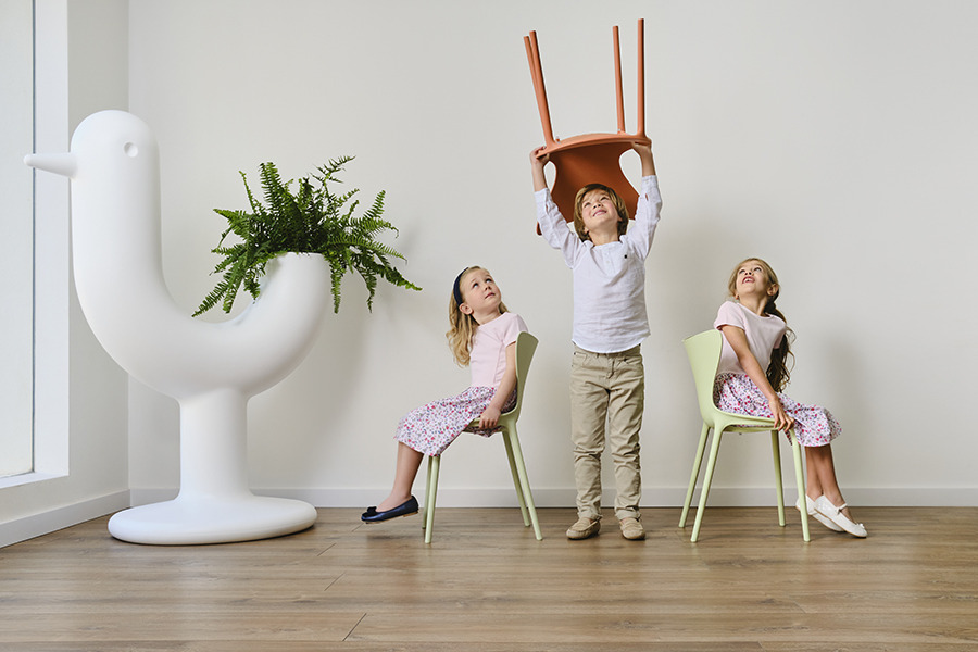 Mini chaise Love en polypropylène au design contemporain par Stefano Giovannoni x Vondom Mini chaise Love en polypropylène au design contemporain par Stefano Giovannoni x Vondom