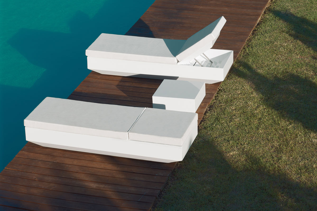 Chaise longue Vela en polyéthylène au design contemporain par Ramon Esteve x Vondom Chaise longue Vela en polyéthylène au design contemporain par Ramon Esteve x Vondom