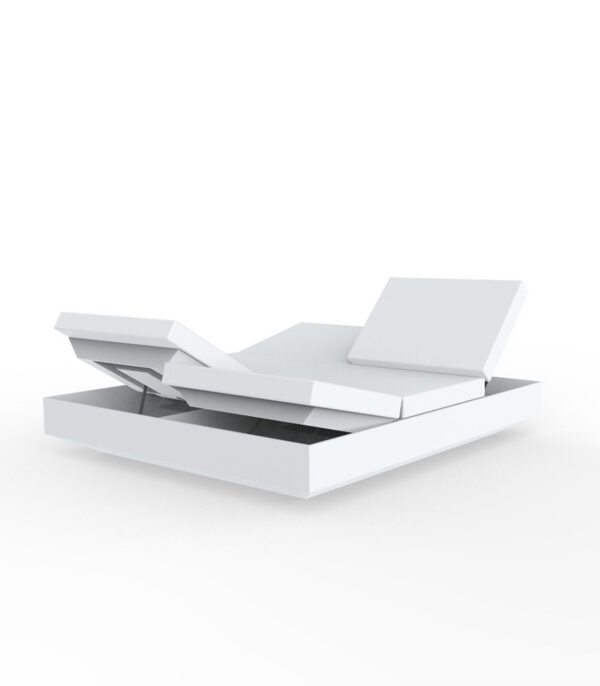 Banquette carrée inclinable 4 dossiers Vela en polyéthylène au design contemporain par Ramon Esteve x Vondom